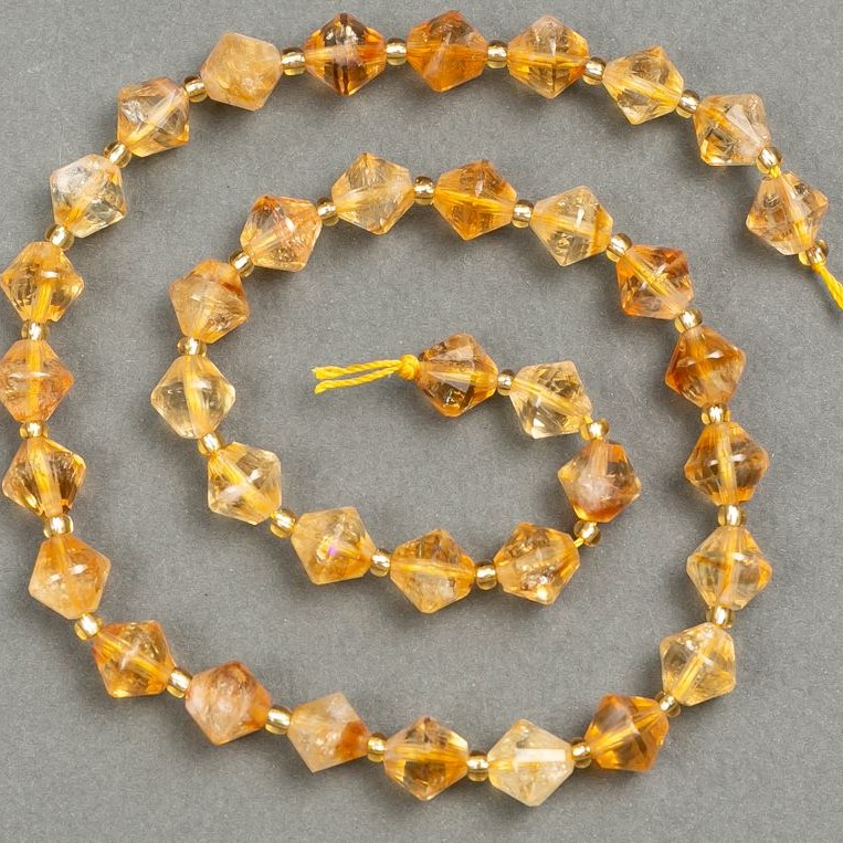 Citrin-Perlen auf Schnur, natürlicher Citrin – facettierte Raute 9,0 × 8,5 mm, Länge ca. 39 cm (+/-) (Seed-Beads der Größe 3×3 mm)
