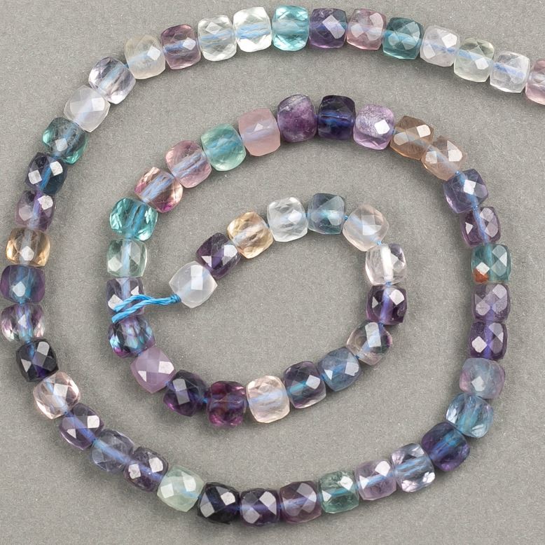 Perlen auf Schnur aus natürlichem Fluorit, facettierter Würfel 6x6 mm, Länge 40 cm +