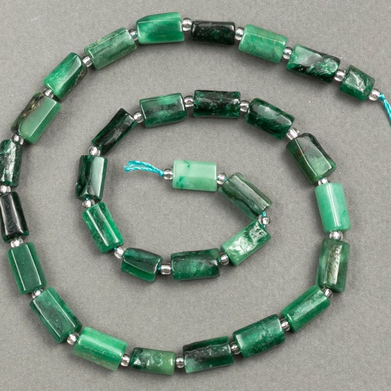 Smaragdperlen auf der Schnur, facettiert, Durchmesser 11–7 mm, Länge ca. 39 cm, mit Seed-Beads (3×2 mm)