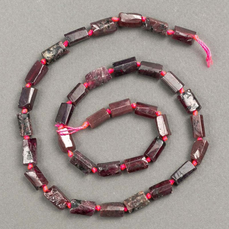 Granatfacettierte Perlen aus Naturstein, auf Schnur, Durchmesser 11 x 6 mm, Länge ca. 41 cm +