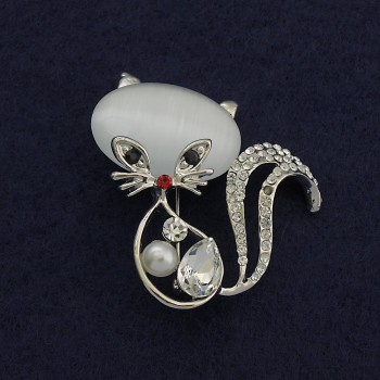Brosche 'Kätzchen Katzenauge' Farbe weiß mit weißen Strasssteinen, 44×39 mm, silberfarbenes Metall