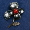 Brosche „Blume mit Karneol-Perle und Emaille“ 47×60 mm, goldfarbenes Metall