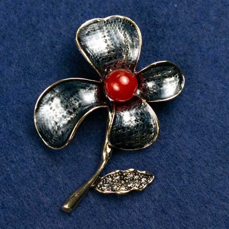 Brosche „Blume mit Karneol-Perle und Emaille“ 47×60 mm, goldfarbenes Metall