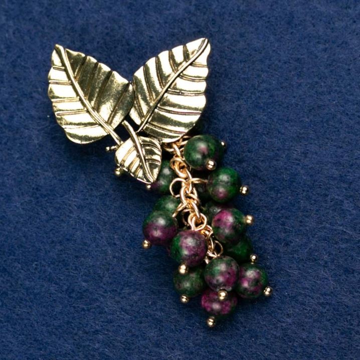 Brosche mit Zoisit-Naturstein „Ast mit Beeren“, goldfarbenes Metall 60 x 35 mm