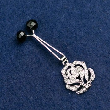 Brosche in Blütenform mit weißen Strasssteinen und schwarzen Perlen, silberfarbenes Metall 55 × 20 mm