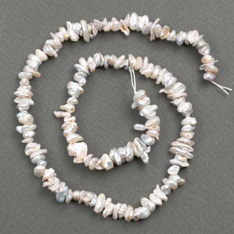 Barockperlen-Schnur in Krümelform mit dem Farbton 'Benzin', Durchmesser 6 × 1–3 mm, Länge 39 cm+