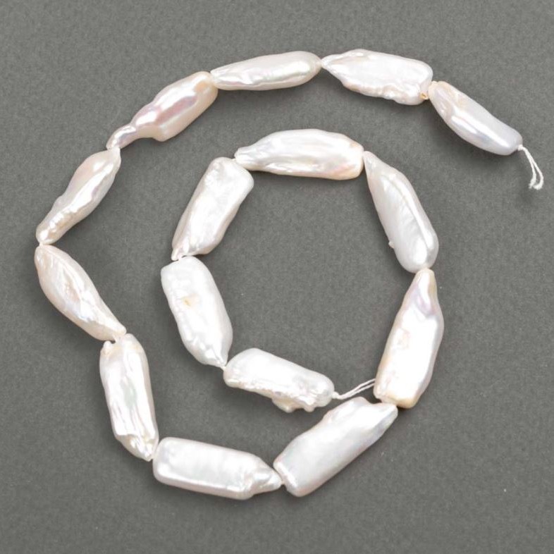 Barockperlen mit petrolfarbenem Schimmer, Ø 26–32 × 10–11 mm, auf Schnur, Länge ca. 39 cm+