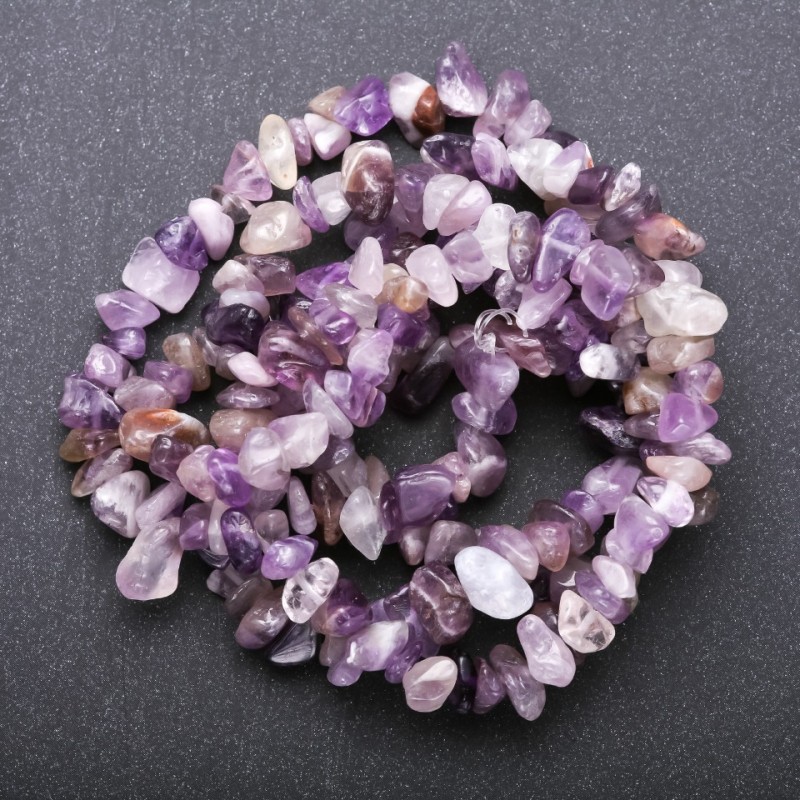 Amethyst-Chips aus natürlichem Stein, ca. 7×3 mm, Länge 80 cm, auf Schnur