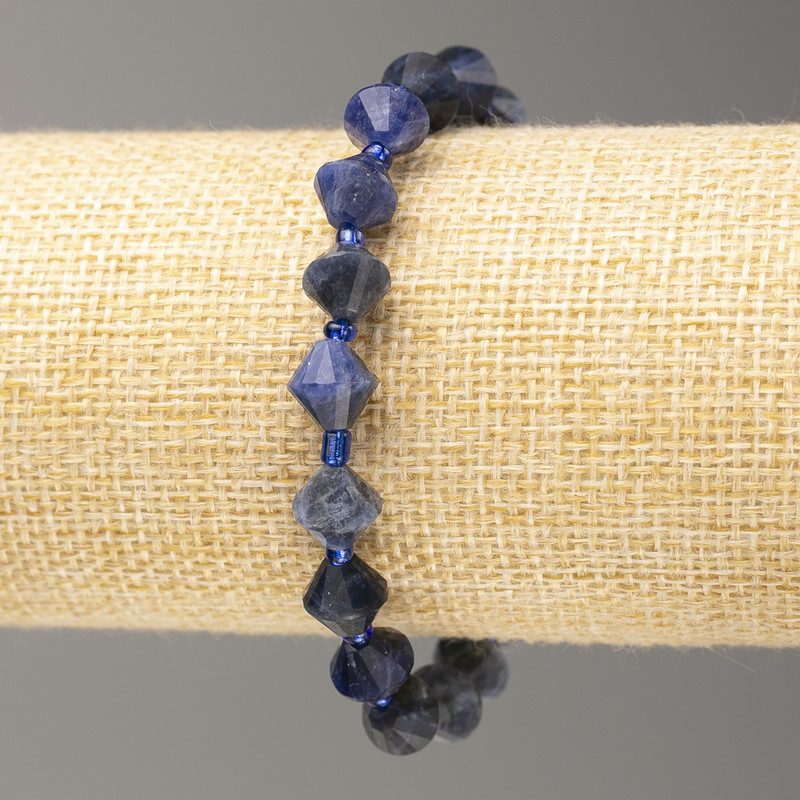 Armband aus Sodalit, facettierte Bikonusse, Durchmesser ca. 8 × 8 mm, Länge ca. 18 cm, elastisches Band