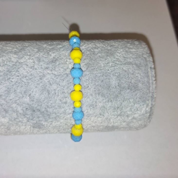Armband „Ukraine“ aus tschechischem Kristall, mit facettierten Rondellen, auf elastischem Band, Durchmesser 6×4 mm ±, Durchmesser 3×2 mm ±, Länge 18 cm ±