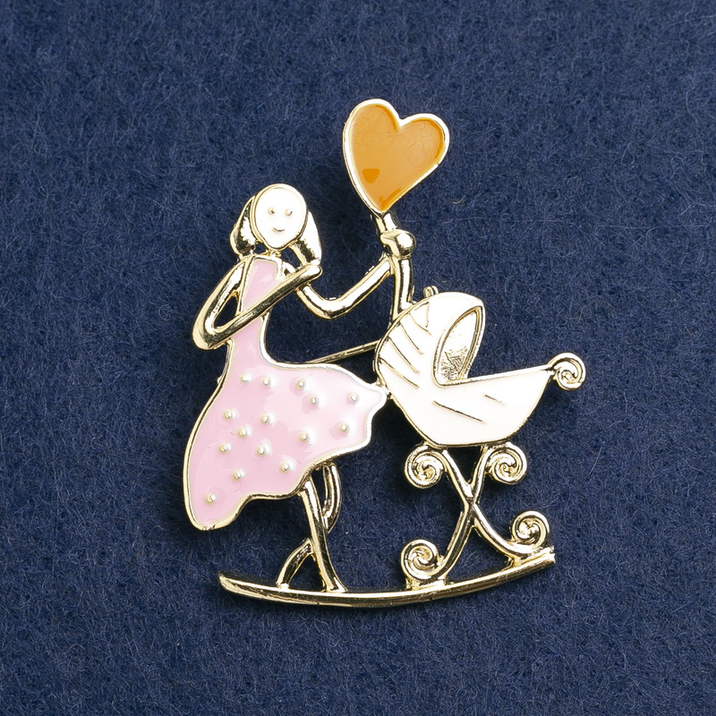 Brosche »Mutter mit Wiege«, rosa Emaille, weiße Emaille, goldfarbenes Metall 46×38 mm
