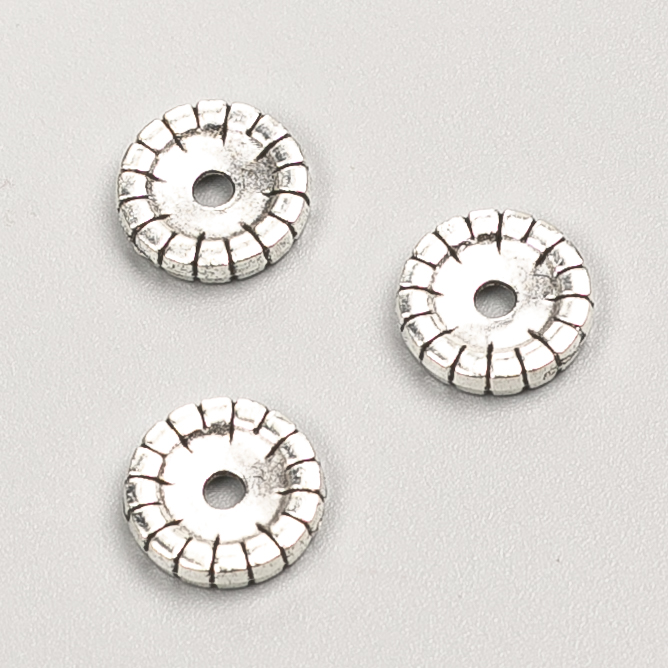 Perleinsatz mit silbernem Schimmer, Durchmesser 10×2 mm, Verpackung 20 g, 27 Stück ±, Metallfarbe Silber