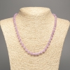 Violette Kunzit-Halskette mit glatten Kugeln, Durchmesser ca. 6 mm, Länge ca. 50 cm, aus weißem Nephrit (synthetisch gefärbt)