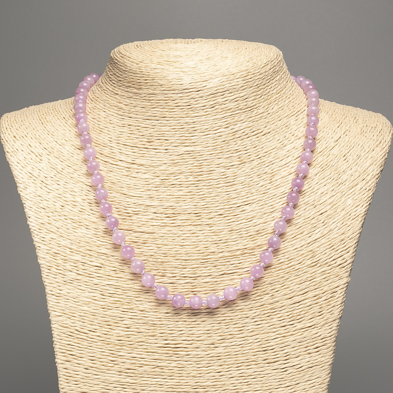Violette Kunzit-Halskette mit glatten Kugeln, Durchmesser ca. 6 mm, Länge ca. 50 cm, aus weißem Nephrit (synthetisch gefärbt)