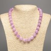 Violette Halskette «Kunzit» mit glatten Kugeln, Durchmesser ca. 12 mm, Länge ca. 50 cm, aus synthetisch gefärbter weißer Jade