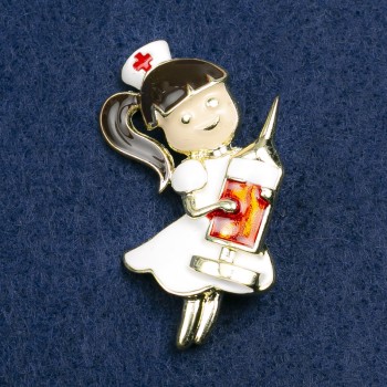Brosche 'Krankenschwester', weiß, schwarz und rot emailliert, goldfarbenes Metall 42×31 mm