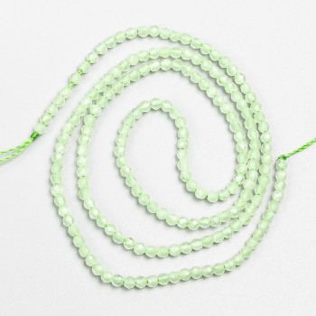 Kleine Spinellperlen (synthetisch), hellgrüne, facettierte Kugeln, Durchmesser ca. 2 mm, auf einer Schnur, Länge 37 cm