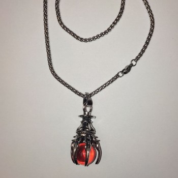 Anhänger 'Kugel in der Pfote' orangefarbene Kugel 40×18 mm an Kette, Länge ca. 70 cm, silberfarbenes Metall