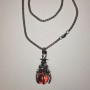 Anhänger 'Kugel in der Pfote' orangefarbene Kugel 40×18 mm an Kette, Länge ca. 70 cm, silberfarbenes Metall