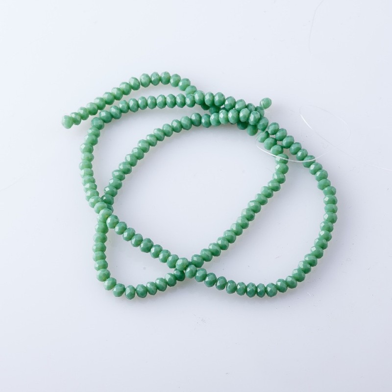 Seed-Beads aus tschechischem Kristall, matt, auf einer Schnur 'Grüne Erbse', Durchmesser 3,5 mm, Länge 38–40 cm