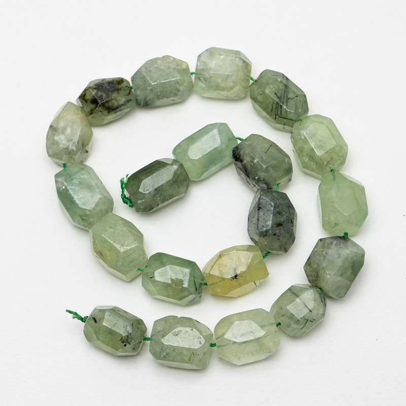 Prenit-Perlen aus Naturstein, facettiert, Durchmesser ca. 14×20 mm, Länge ca. 39 cm, auf einer Schnur