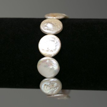 Armband aus Barockperlen Münzform in der Farbe Benzin, Durchmesser ca. 16 mm, Länge ca. 18 cm, elastisch