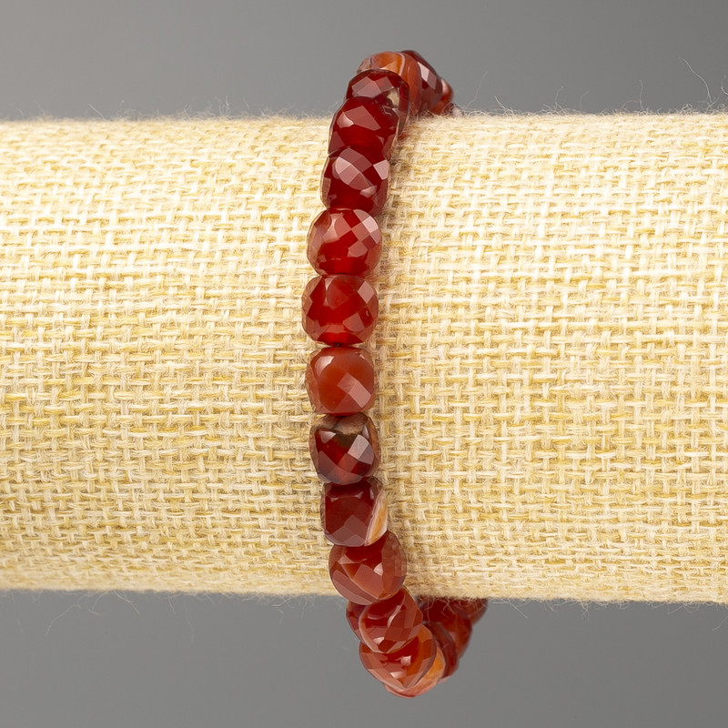 Armband aus Karneol, Naturstein, facettierte Würfel, Durchmesser ca. 7 mm, Länge 18 cm (Elastikband)