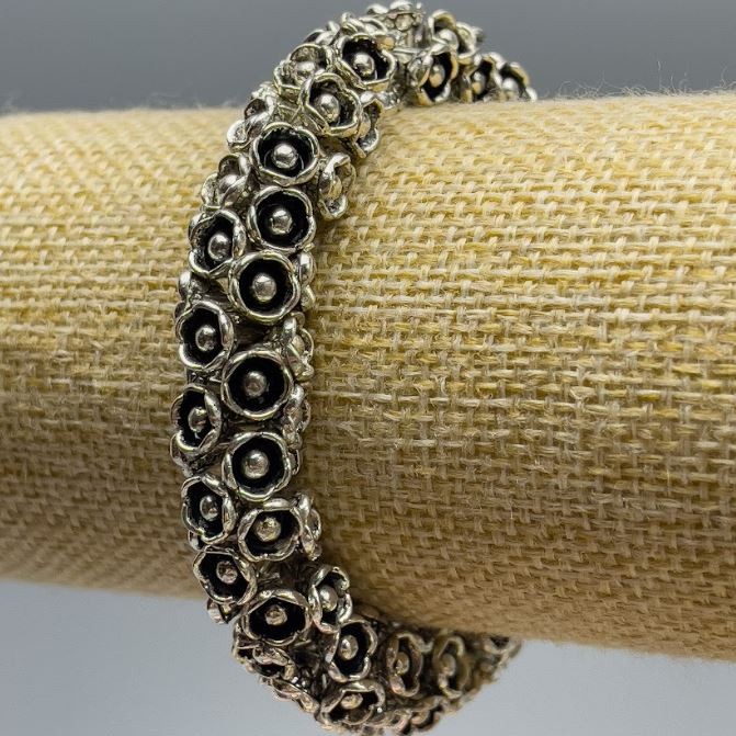 Damenarmband mit Blumenmotiv, Perlen-Durchmesser ca. 12 mm, Länge ca. 18 cm (Stretch), silberfarbenes Metall