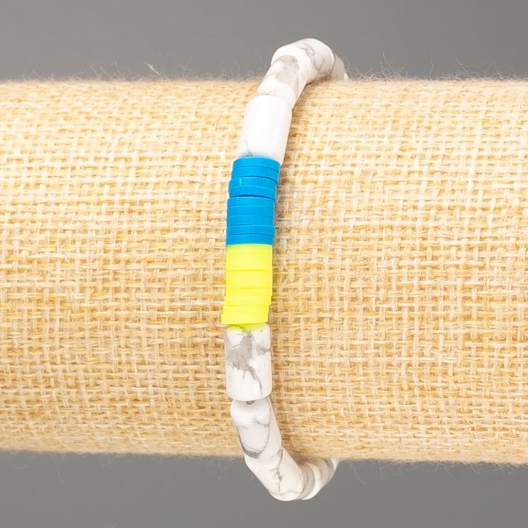 Armband Ukraine aus Howlith, natürlichem Stein, zylindrische Perlen ca. 10×6 mm, und Polymerclay, Länge 18 cm (Elastikband)