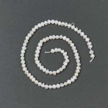 Flussperlen mit Farbton «Benzin» auf einer Schnur, Durchmesser 5 × 4 mm ±, Länge ca. 35 cm