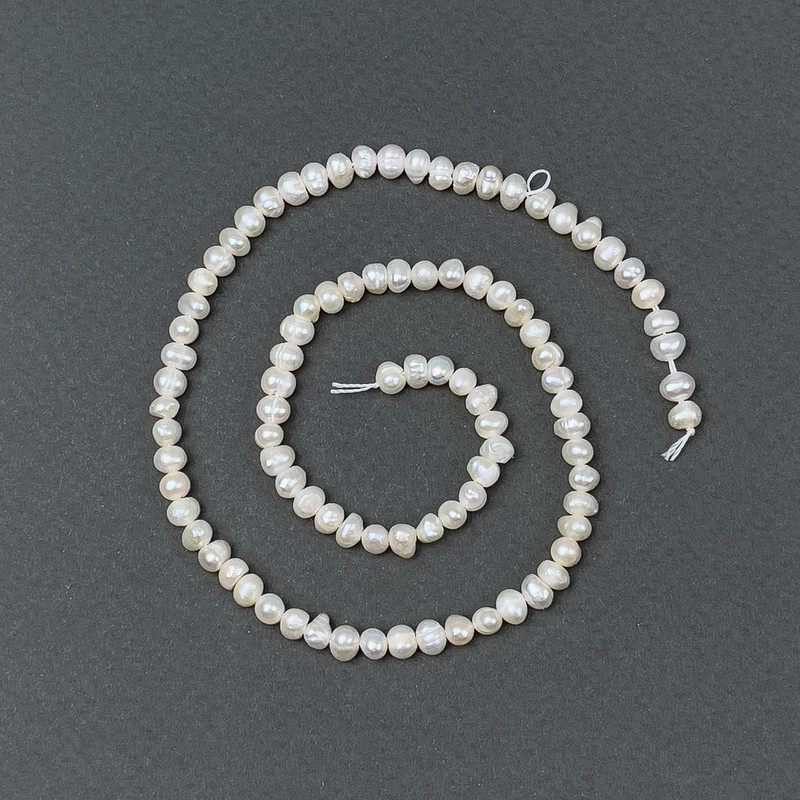 Flussperlen mit Farbton «Benzin» auf einer Schnur, Durchmesser 5 × 4 mm ±, Länge ca. 35 cm