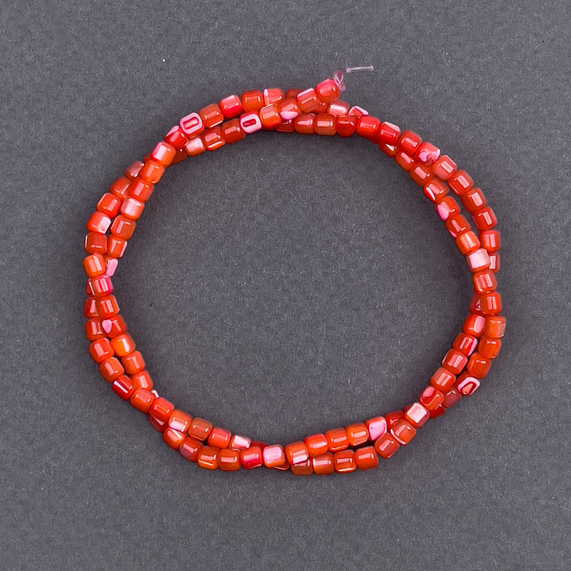 Perlen aus getöntem rotem Perlmutt, zylindrische Form, Durchmesser 3,5 × 3,5 mm, Länge ca. 40 cm – auf Faden