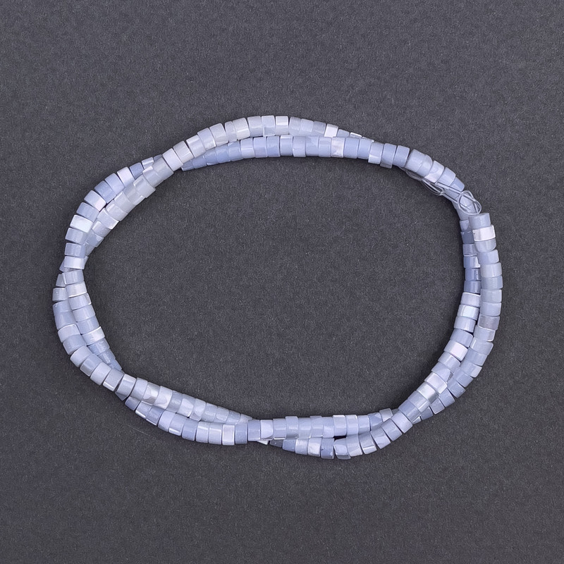 Scheibenperlen aus gefärbtem Perlmutt Blau-Grau, Scheibenform, Durchmesser ca. 4×2 mm, Länge ca. 40 cm, auf Faden