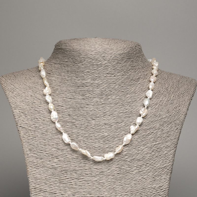 Kette aus natürlichen Barockperlen mit dem Farbton 'Benzin', Durchmesser 11×7 mm, Länge 45 cm +