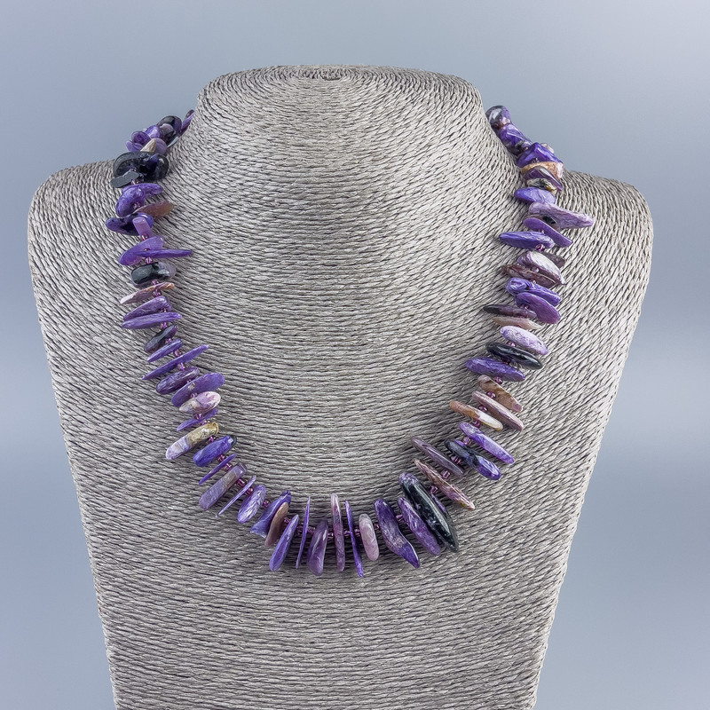 Charoit-Nadelkörnchen-Kette, Durchmesser ca. 15x3 mm, mit Rocailles (Durchmesser 2 mm), Länge ca. 50 cm +, aus natürlichem Stein