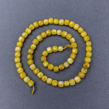 Gelbe Jadeit-Perlen, natürlicher Stein, facettierte Würfelperlen, auf einer Schnur, Durchmesser ca. 5 mm, Länge ca. 37 cm