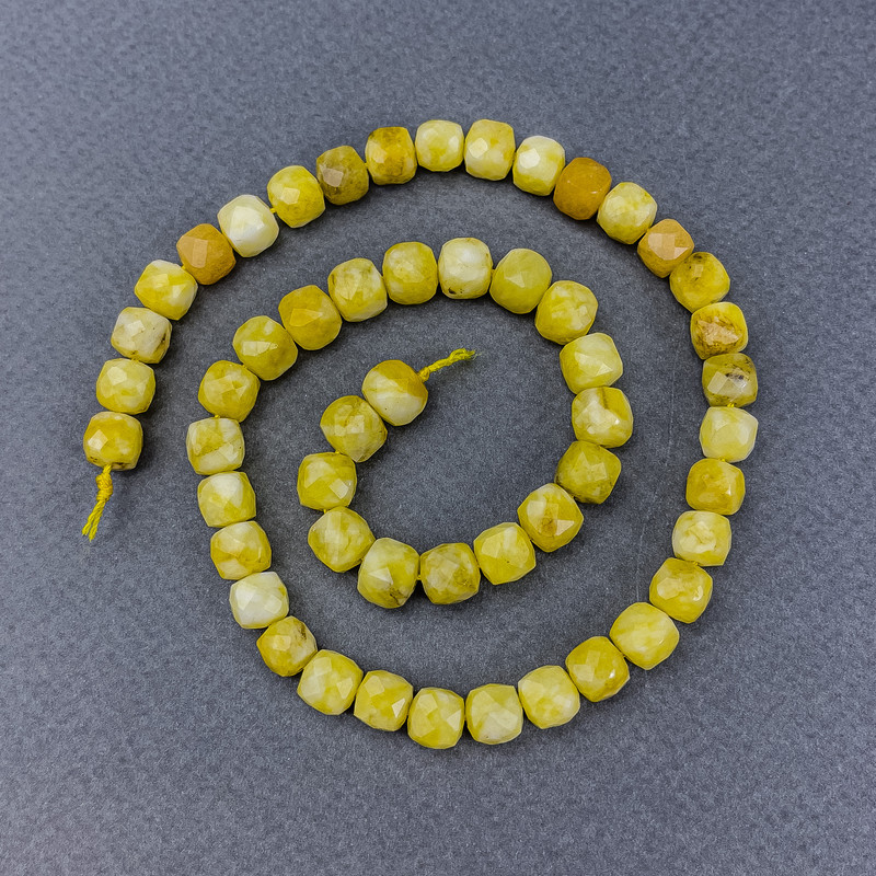 Gelbe Jadeit-Perlen, facettierte Würfel, auf Schnur, Durchmesser ca. 7,5 × 7,5 mm, Länge ca. 38 cm