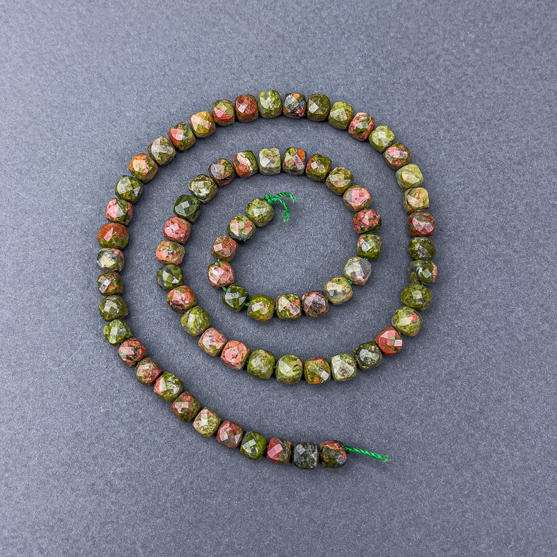 Unakit-Jaspis-Perlen, Naturstein, facettierte Würfel, auf Schnur, Durchmesser ca. 6×6 mm, Länge ca. 38 cm