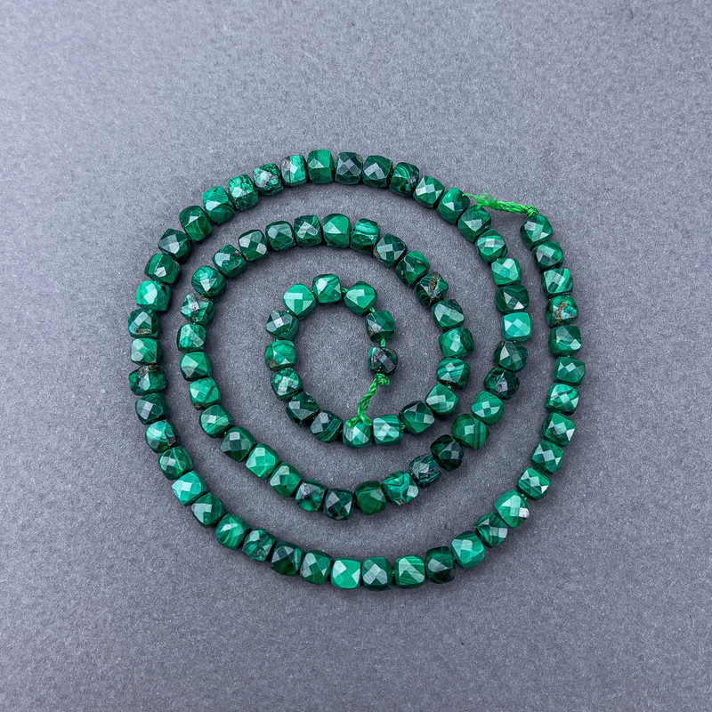 Malachit-Perlen aus Naturstein, facettierte Würfel-Perlen auf einer Schnur, Durchmesser 4 x 4 mm, Länge ca. 39 cm