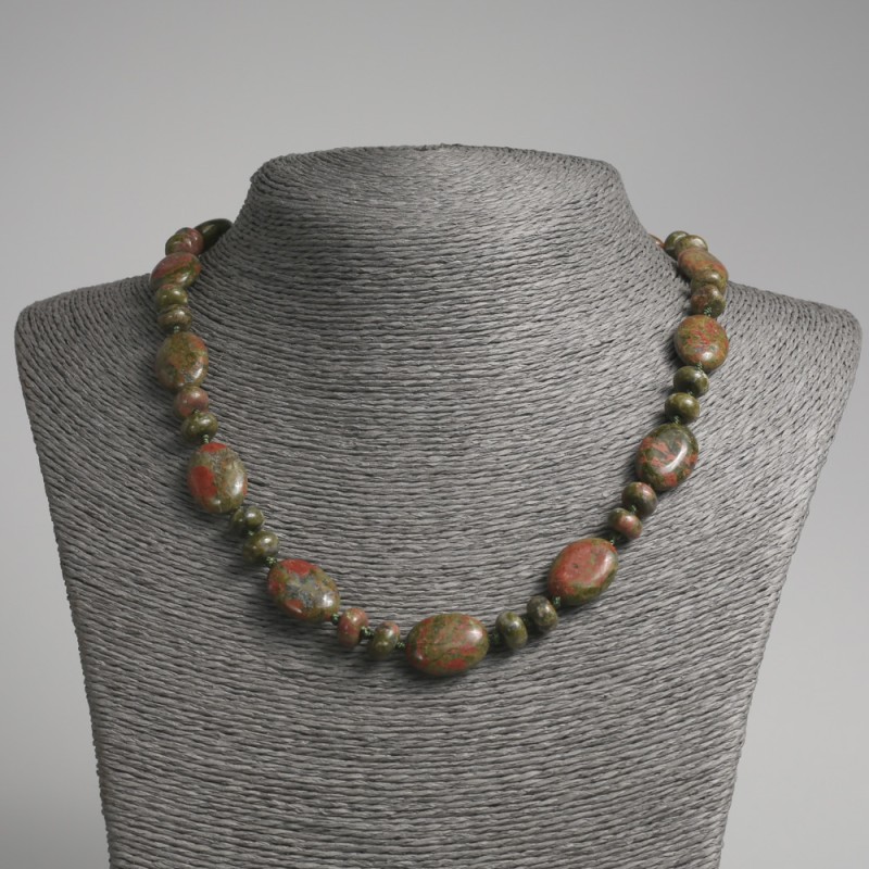 Kette aus Unakit-Jaspis mit flachen ovalen Perlen, Durchmesser 13 × 18 mm, Rondellen 9 × 5 mm, Länge 45 cm