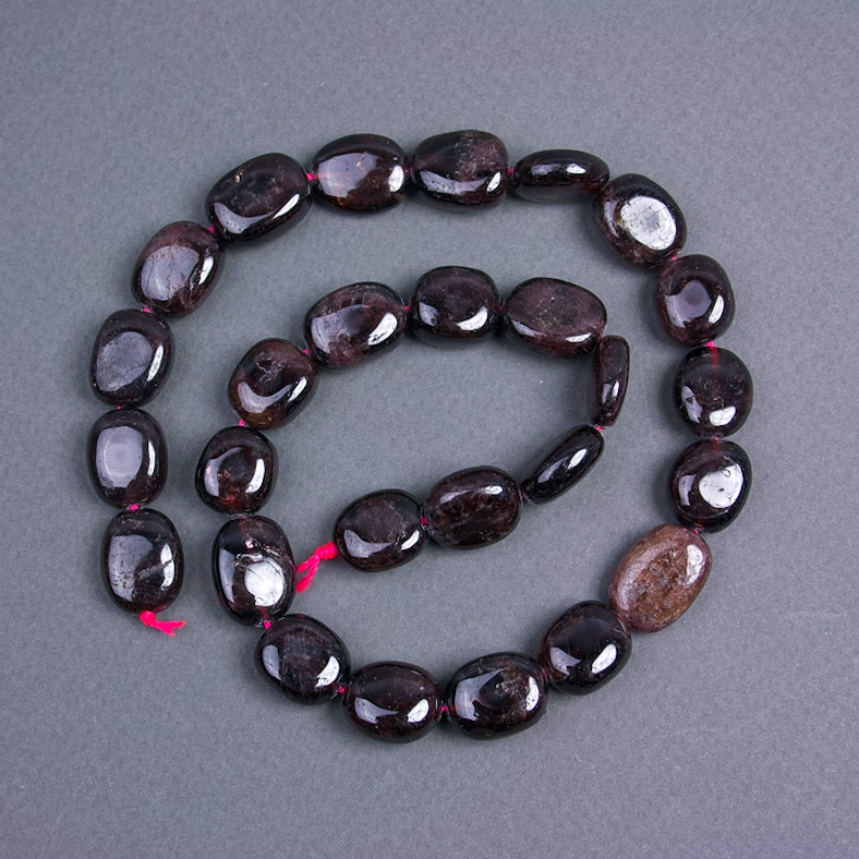 Granatperlen aus natürlichem Stein, oval, Durchmesser ca. 15 × 12 mm, auf Schnur, Länge ca. 40 cm