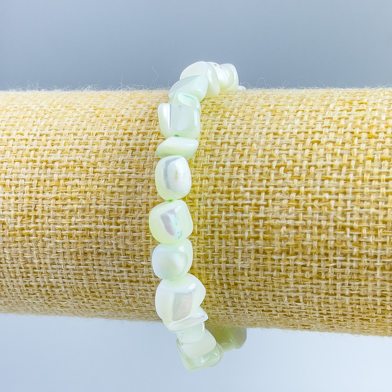 Armband aus mintgrünem Perlmutt, facettierte Perlmuttkugeln, Durchmesser 8×6 mm, Länge 18 cm (Stretch)