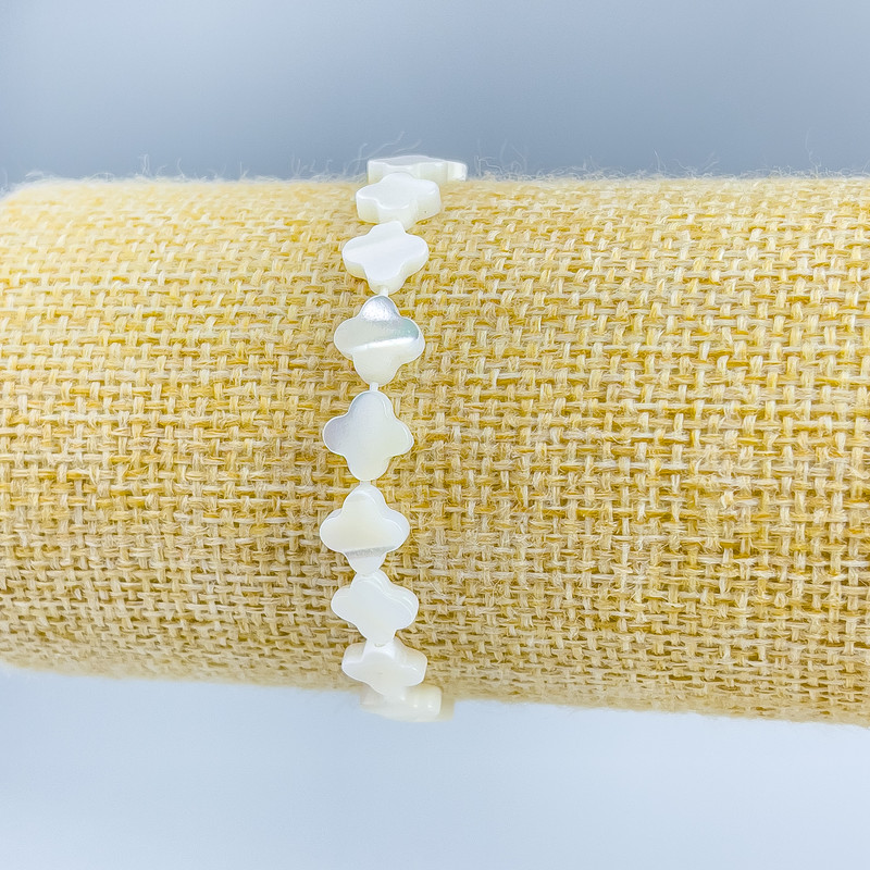 Armband aus Perlmutt in Kleeblattform, Durchmesser ca. 8 × 8 × 2 mm, Länge 18 cm (Elastisches Band)
