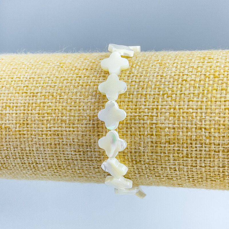 Perlmutt-Armband in Kleeblatt-Form, Maße 10 x 10 x 2 mm, 5 mm ±, Länge 18 cm (elastisch)