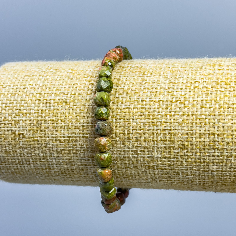 Armband aus Unakit-Jaspis, facettierte Würfel