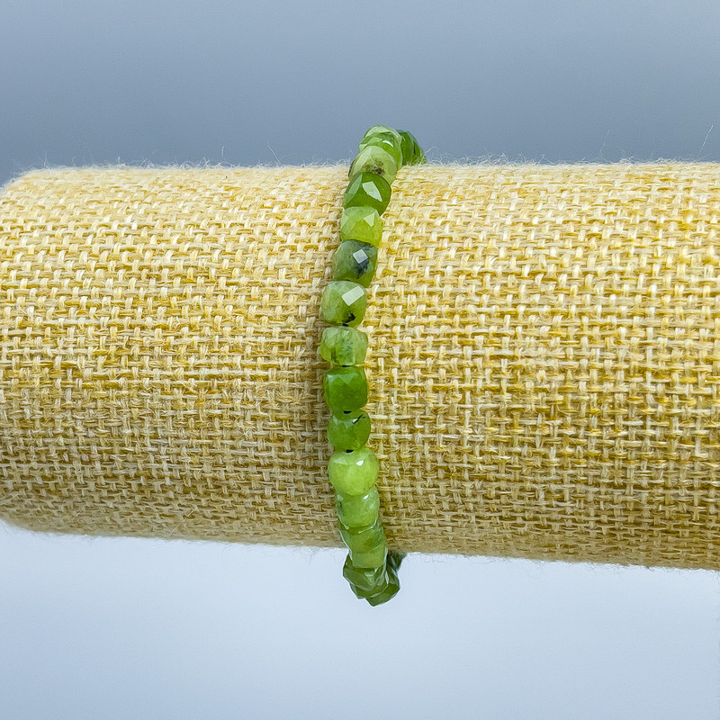 Armband aus kanadischem Jadeit, natürlicher Stein, facettierte Würfel, Durchmesser ca. 5 × 5 mm, Länge 18 cm (Stretcharmband)