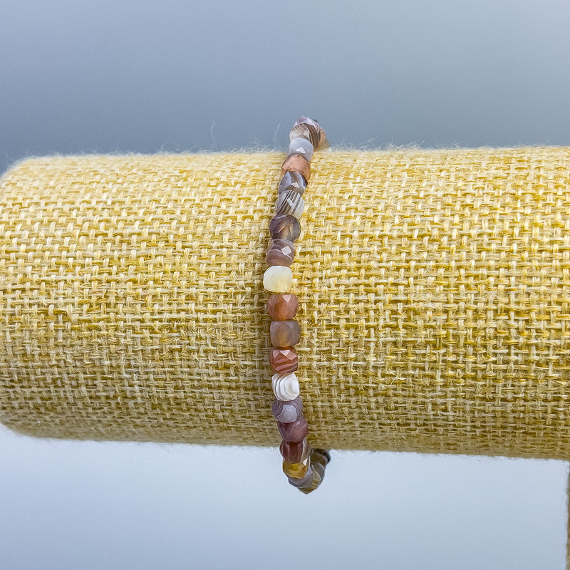 Armband Botswana-Achat, Naturstein, facettierte Würfel, Durchmesser ca. 4 x 4 mm, Länge ca. 18 cm (Elastikschnur)