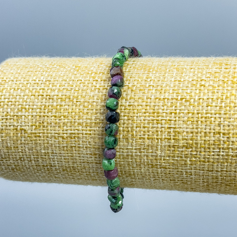 Armband Zoisit, natürlicher Stein, facettierte Würfel, ca. 4×4 mm, Länge 18 cm (Stretch)