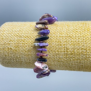 Armband aus Charoit-Naturstein-Krümel 'Nadel', Durchmesser 25 x 3–12 x 2 mm ±, mit Rocailles, Durchmesser 2 mm, Länge 18 cm (Elastikband)