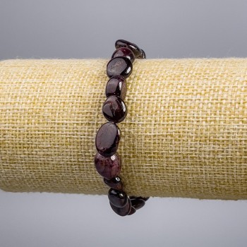Armband aus Granat, facettierte Granatkugeln, Durchmesser ca. 9×10 mm, Länge 18 cm, Stretch